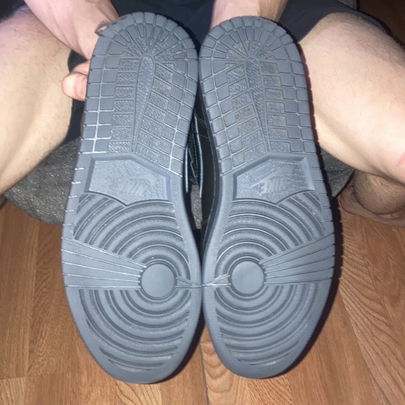 Retro Jordan 1s Mid Black-Dark Grey Basketball - Picture 5 of 6